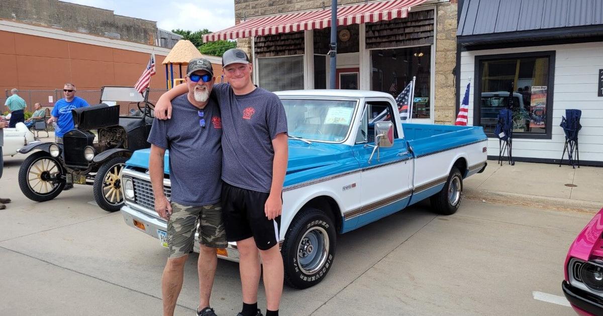 Classic cars keep rolling in Shell Rock