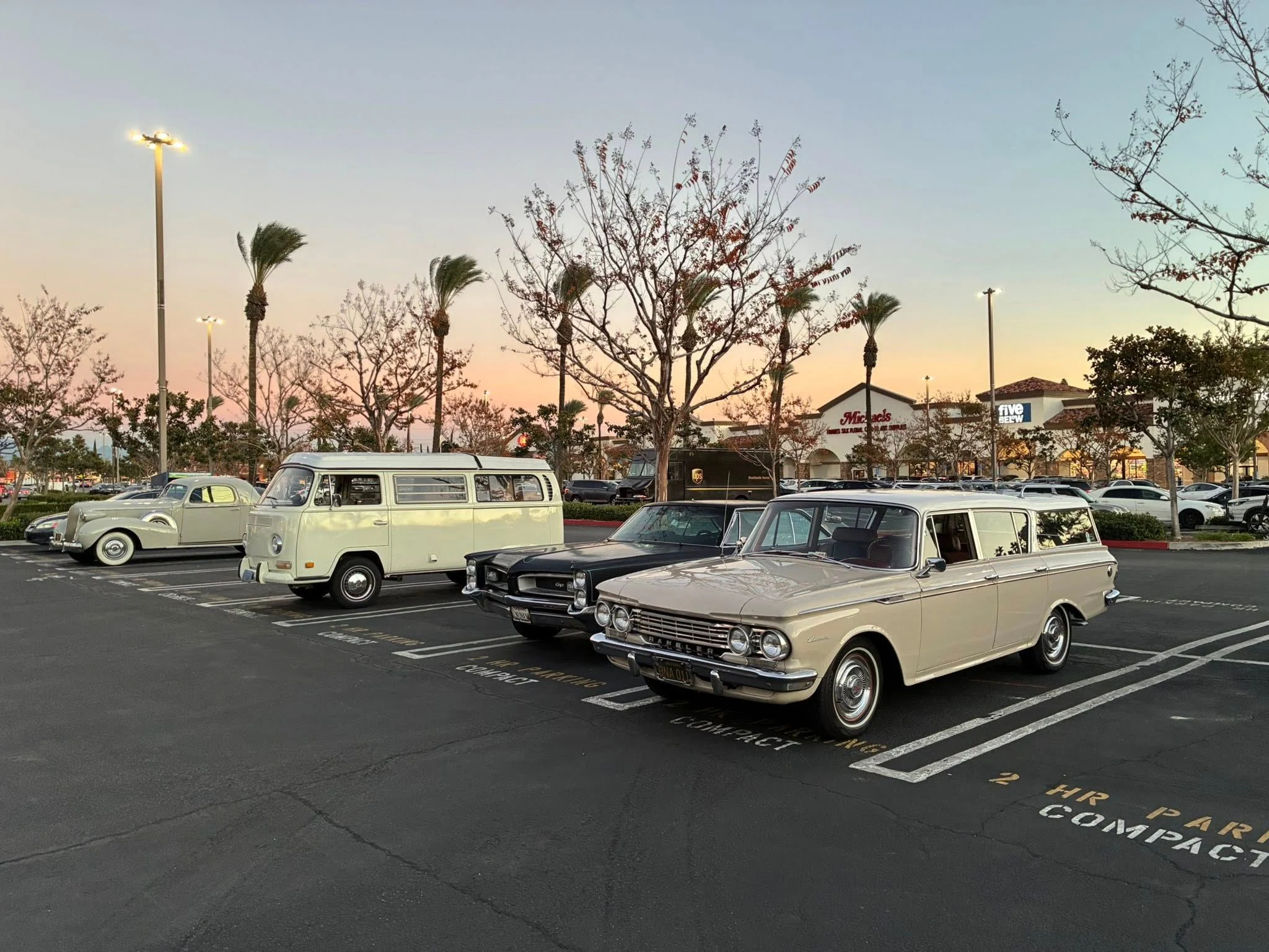 Granada Hills Tuesday Cruiz-In